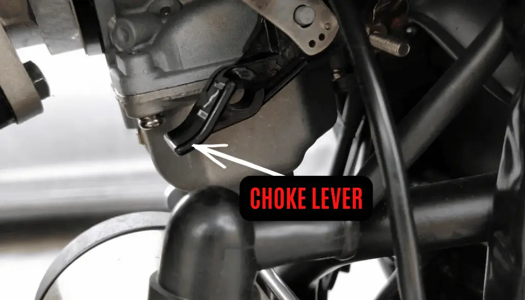 Photo showing the choke lever on the carburetor of a motorcycle engine
