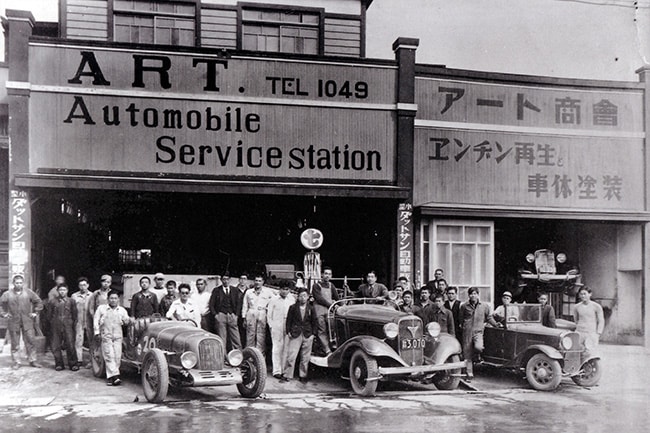 Staff and cars outside the Art Shokai automobile service station in Hamamatsu, Japan, around 1935